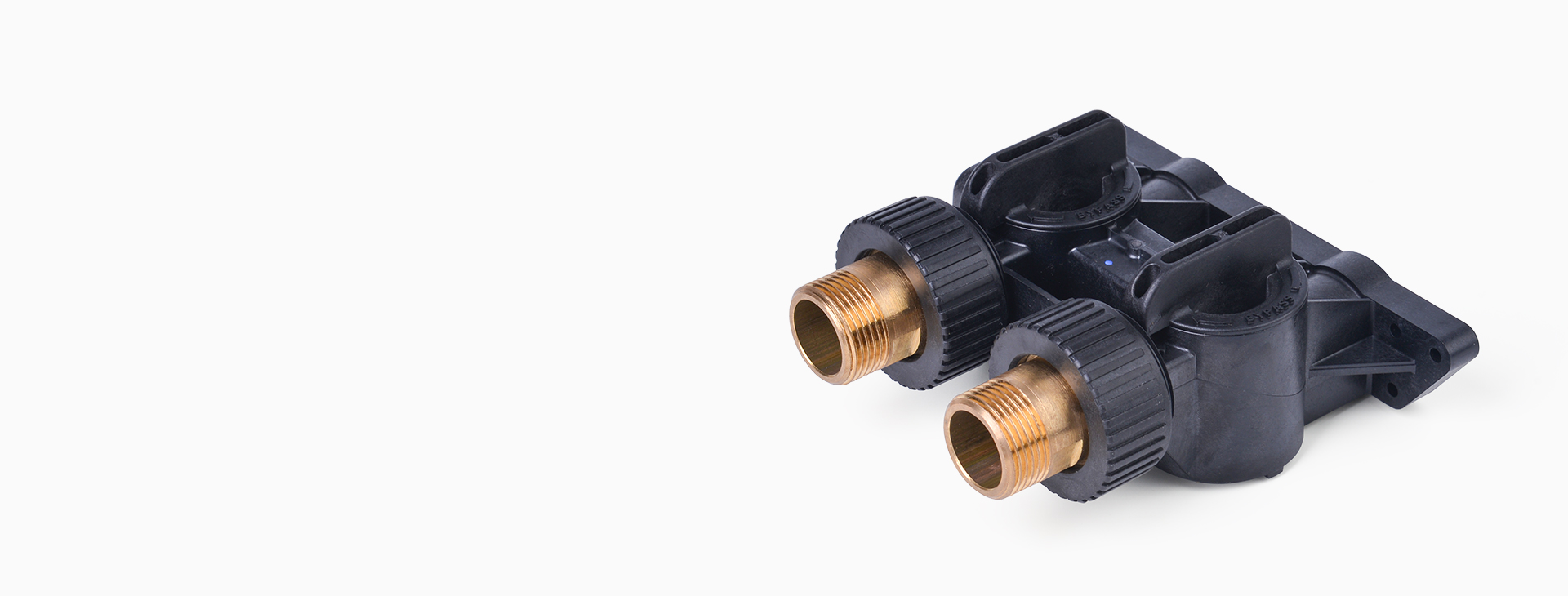 <h4>一體式旁通閥<br></h4>
<p>標配Autotrol閥頭專用的一體式高性能樹脂旁通閥，使設備安裝更加便捷、節(jié)省空間獨特的一體式水路設計。</p>